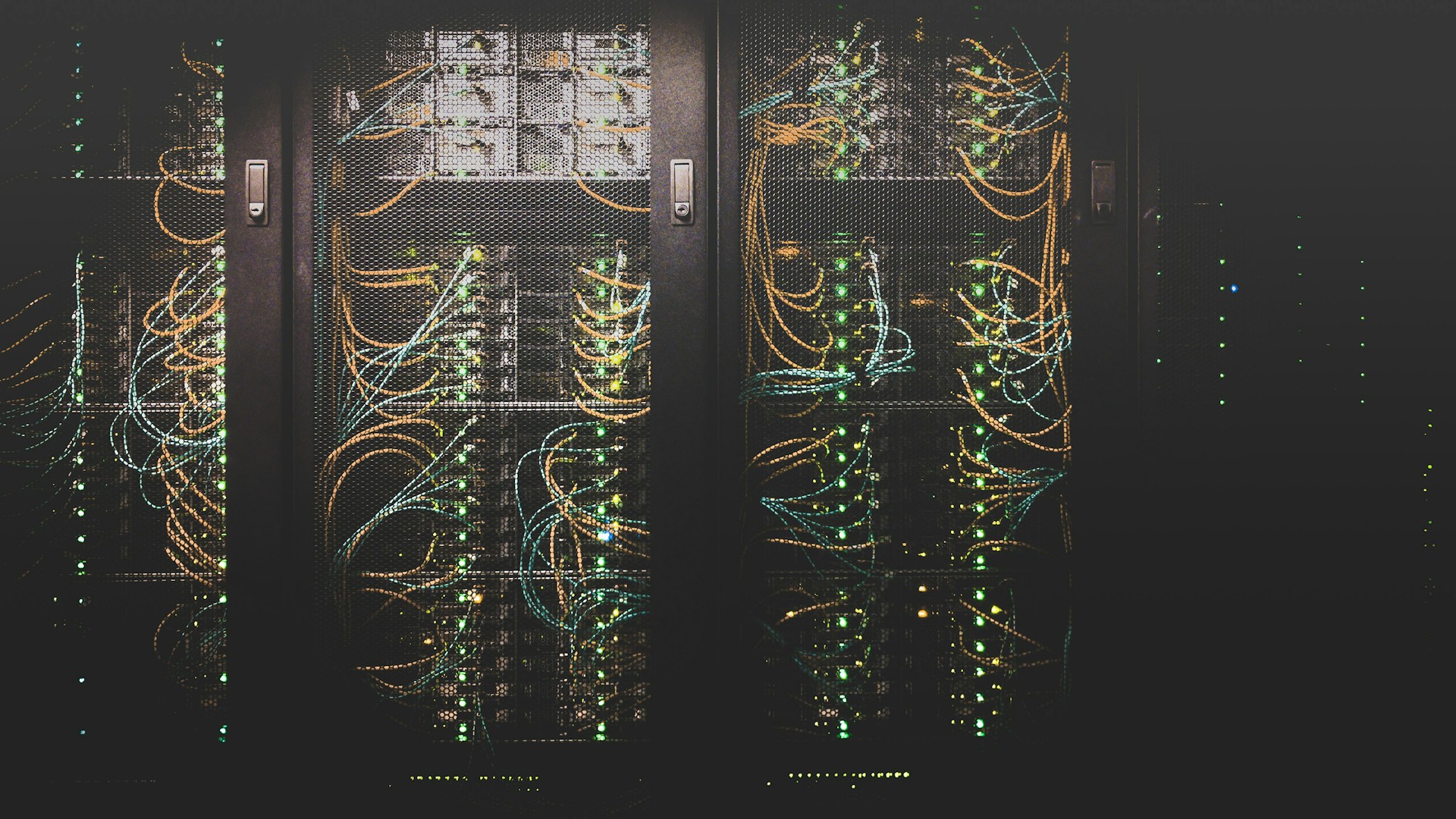 サーバールームでインフラを管理する技術者の作業風景