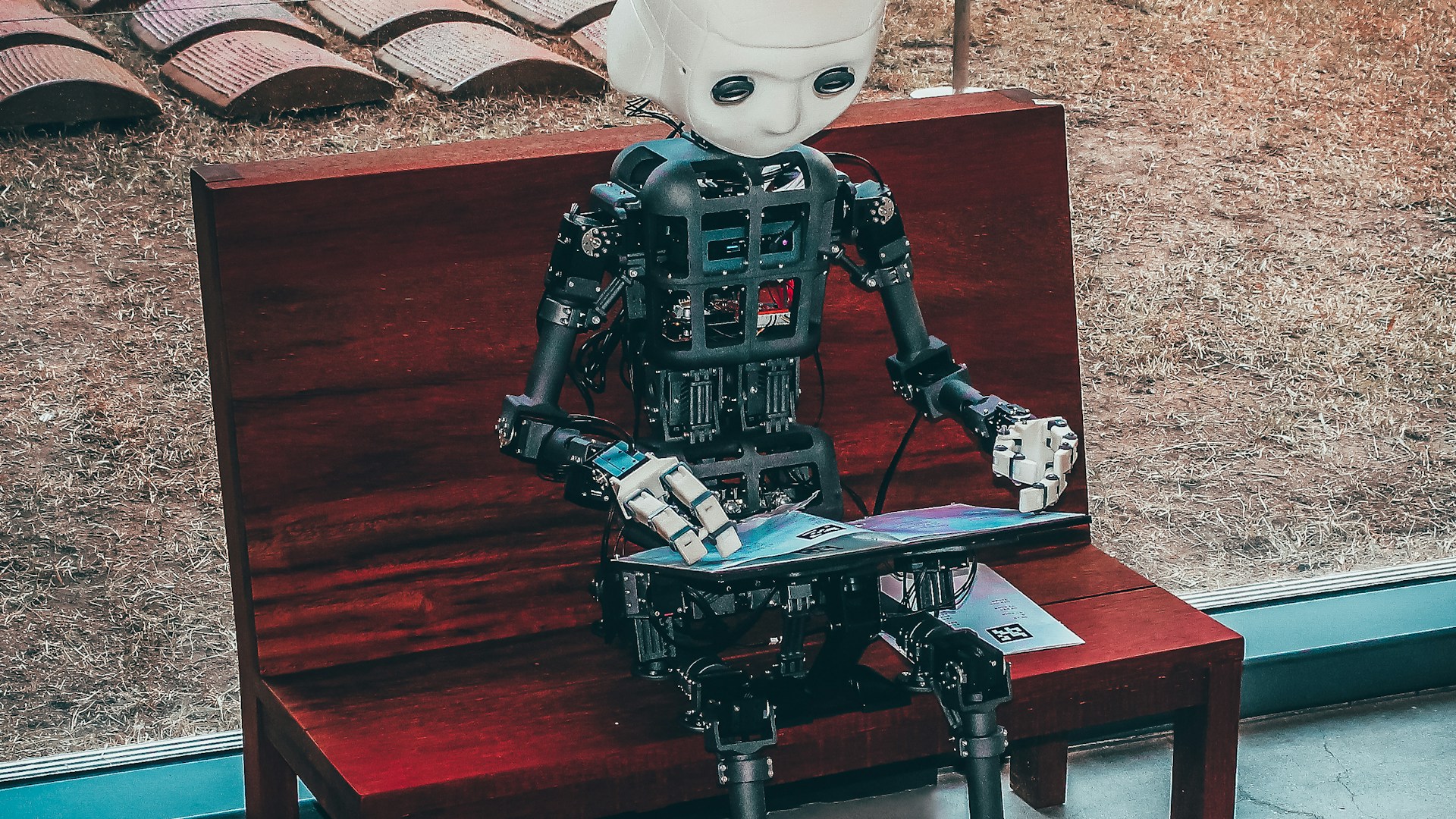 チャットボットを象徴するロボットのイメージ